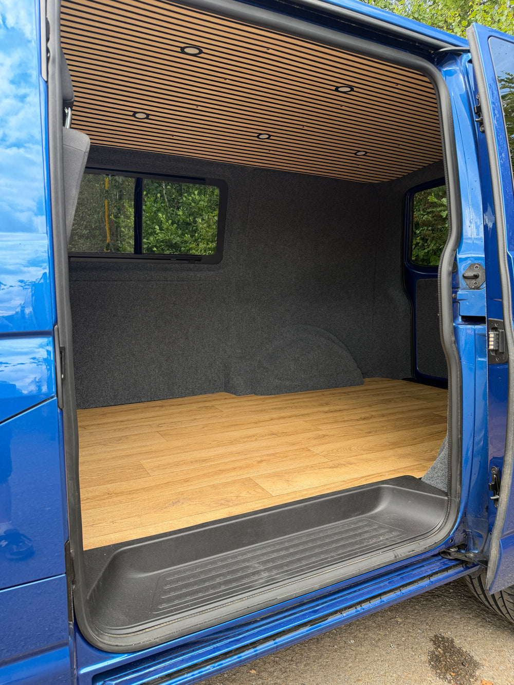 VW Transporter T6.1 SWB Highline T28 (2023) — Blue, Part-Converted